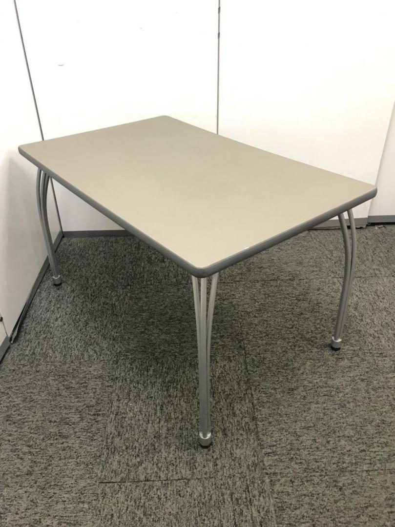 脚が特徴あるミーティングテーブルの入荷です！
                        その他
                                    中古
            