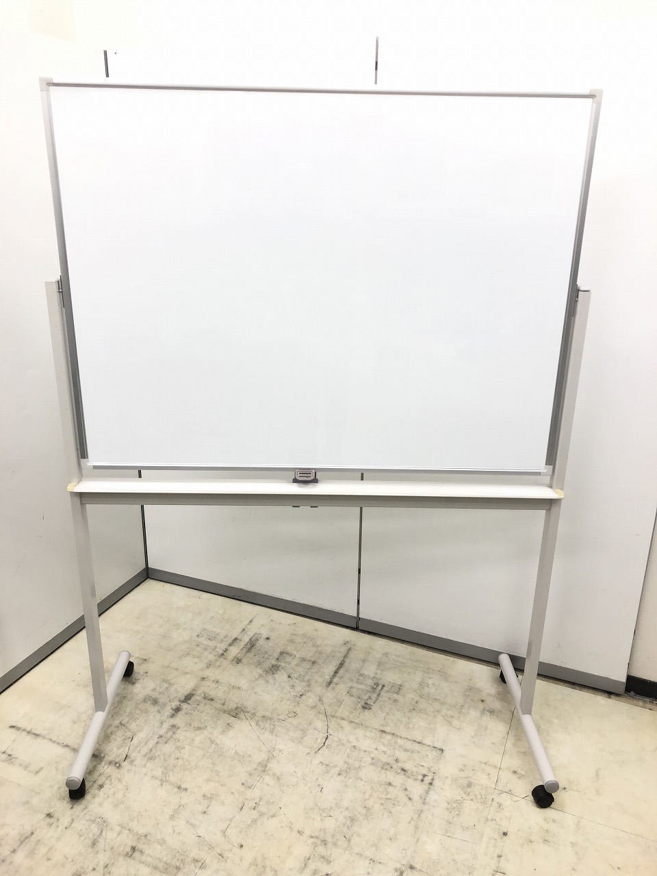 あると重宝するホワイトボードです！！W1200タイプで置き場所にも困りません！
                        　
                                    中古
            