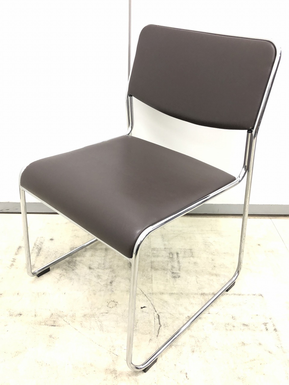 【大量入荷】ビニールレザー　スタッキングチェア【会議椅子】ダメージありのため特価！【おつとめ品】
                        　
                                    中古
            
