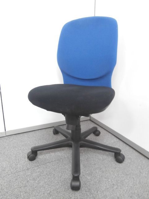 【長く座っていても疲れにくい、ゆとりのボリューム感と機能性】■オカムラ製　■ブルー×ブラック　■ＯＡチェア
                        Village
                                    中古
            