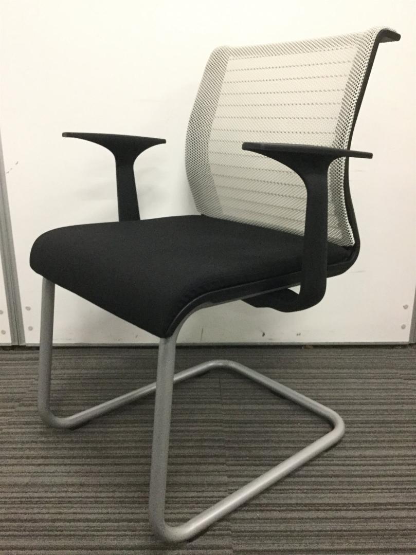 【限定8脚】未開梱商品が入荷しました！　スチールケース製シンク　ビジターチェア【肘付・メッシュ】
                        シンクチェア
                                    新古品
            