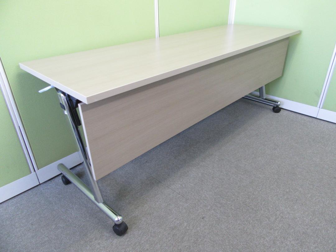 [お洒落な木目天板!!]コクヨ製 サイドホールディングテーブル 横幅1800mm/奥行600mm■幕板付きで女性も安心!!■会議や研修・セミナー等でのご使用におすすめです!![サイドスタックテーブル]A00539433　θ
                        その他シリーズ
                                    中古
            