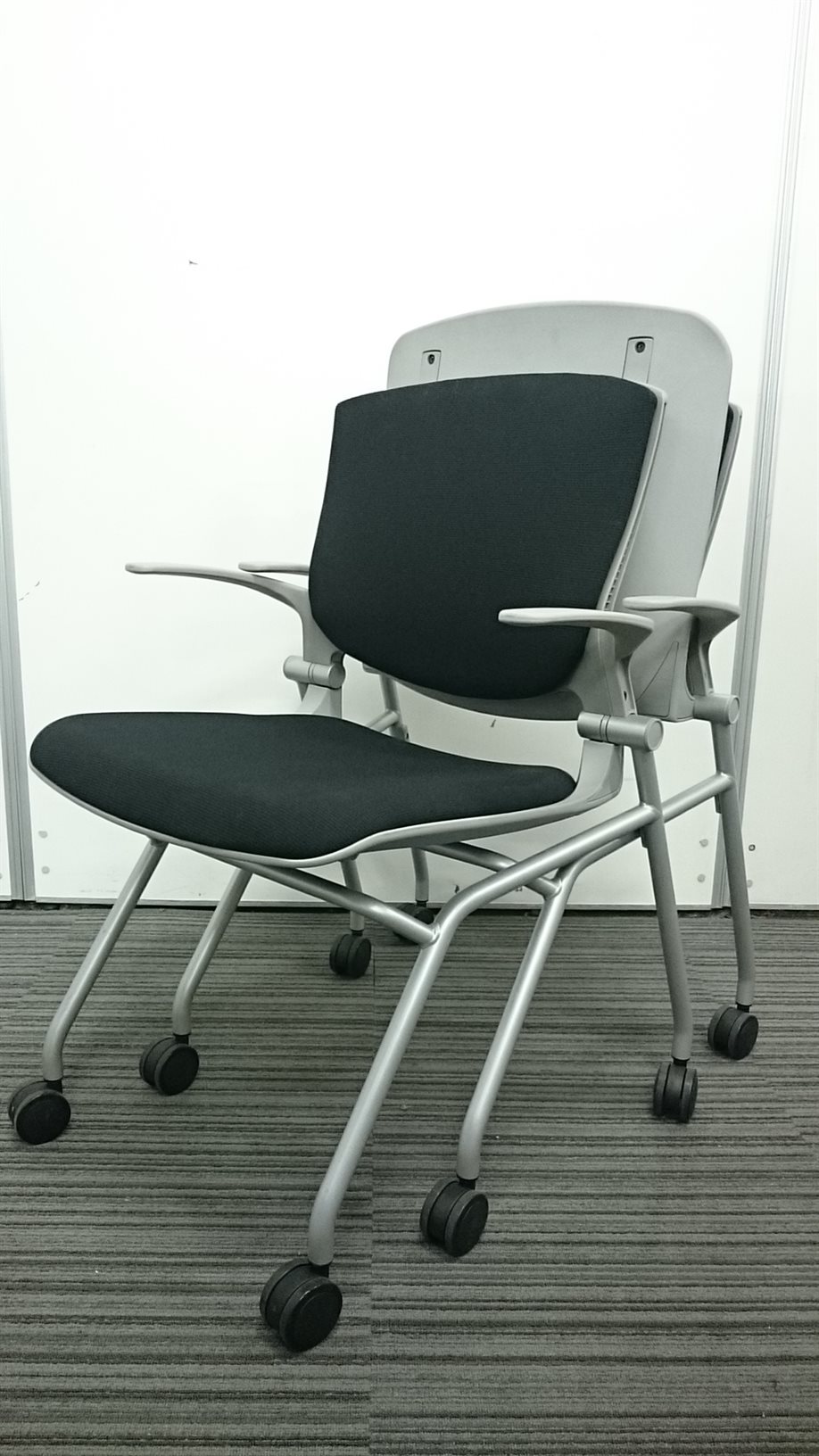 【2脚セット】オカムラ製　グラータチェア｜オシャレなネスティングチェア入荷致しました！便利な肘掛付きです！
                        グラータ
                                    中古
            