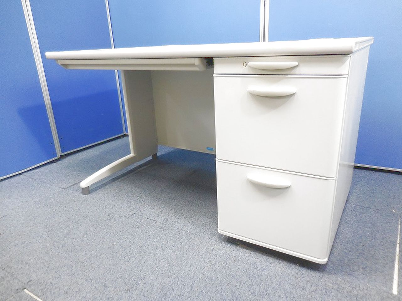 【定番のデザイン！6台揃います！】収納一体型のデスクシステム！クロガネ製・幅1200mm！
                        その他シリーズ
                                    中古
            