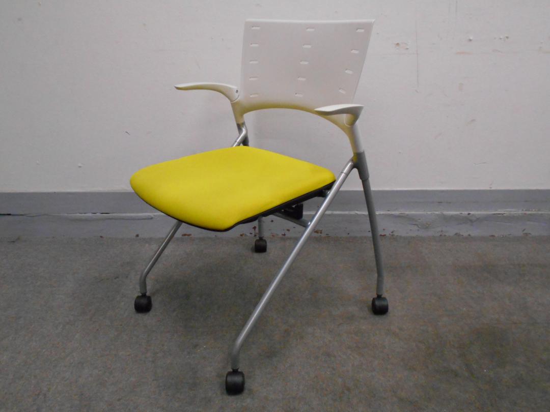 【KS】【横に重ねられて整理整頓に便利！】イトーキ製、マノスチェア　明るいイエローカラー！
                        マノス
                                    中古
            