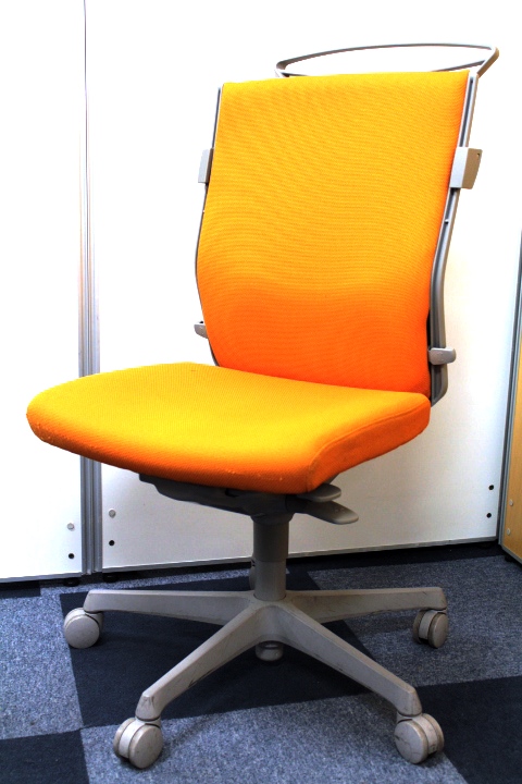 【６脚揃う！】明るめオレンジで活気あるオフィスに■座り心地良好■新宿店おすすめ
                        エスクード
                                    中古
            