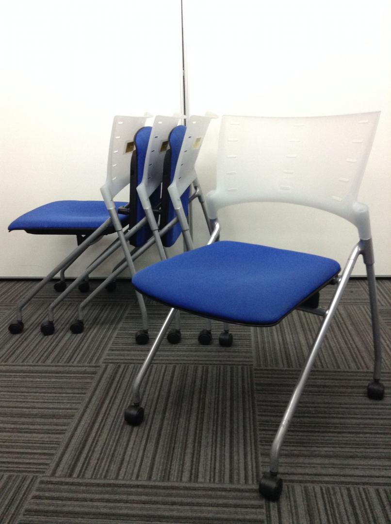 【セットでお買い得！】座面が跳ね上げ式のため、収納抜群！
                        マノス
                                    中古
            