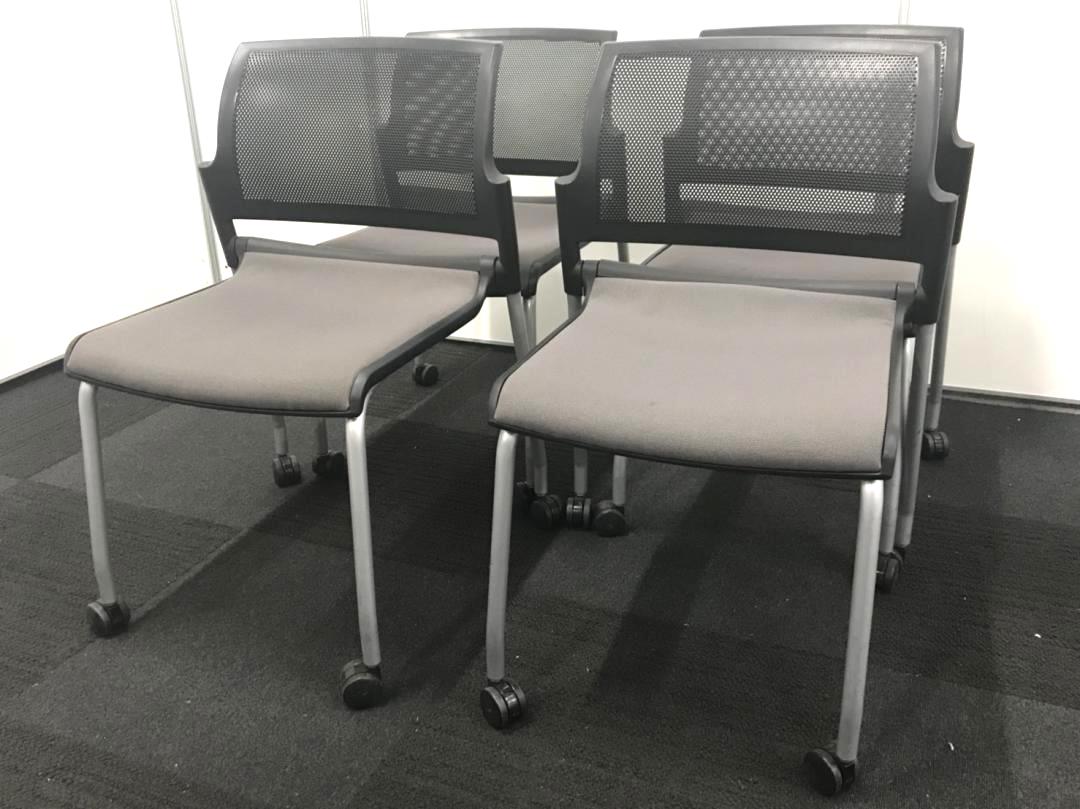 【4脚セットの為、10%OFF！】平行に収納できるので場所を取りません！ウチダ製のネスティングチェア
                        その他シリーズ
                                    中古
            