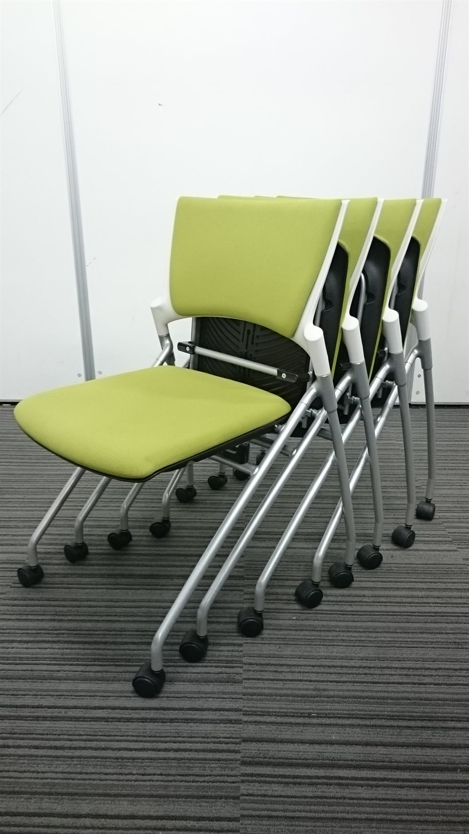 【限定1セット】オフィスを明るくするライトグリーン　4脚セット　キャスター付　イトーキ製マノス
                        マノス
                                    中古
            