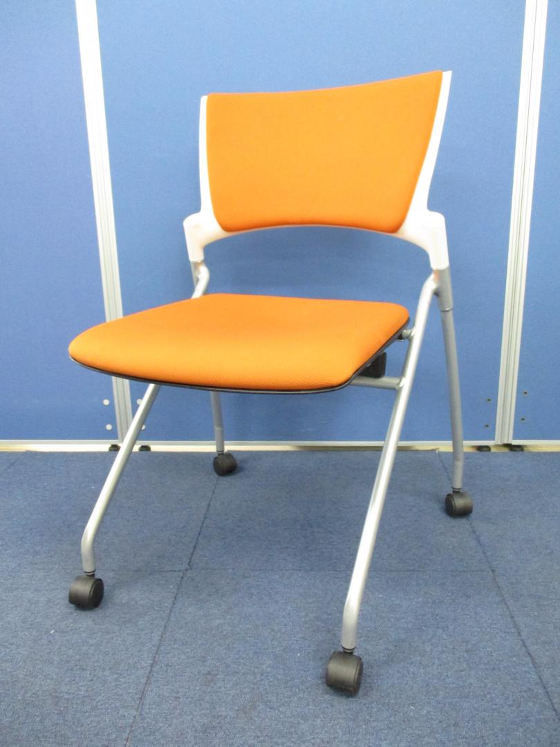 [疲労感の少ないやわらかい座り心地!!]イトーキ(ITOKI) マノスチェア オレンジ■畳んで収納可能、軽量で会議後の後片付けがスムーズです!![状態良好][ネスタブル] 
                        マノス
                                    中古
            