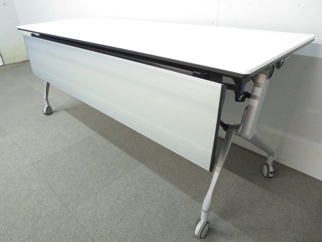 【シャープなフォルムとやさしいラインが印象的！】■オカムラ　サイドフォールドテーブル　■W1800×D600mm　ホワイト　幕板パネル付き【平行ネスティング】
                        インターアクト MT
                                    中古
            