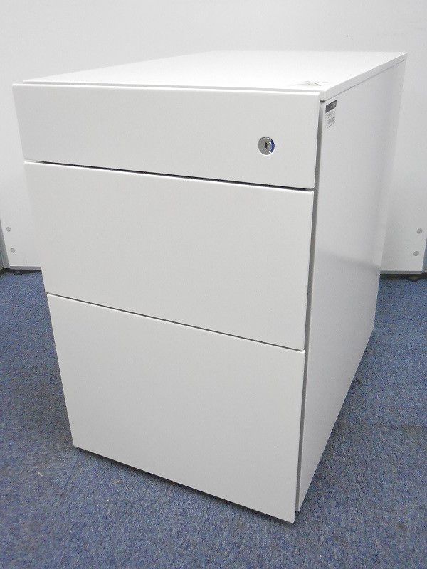 【残り1点の為、特価品！】表面に取っ手がないとってもスタイリッシュなデザインの収納キャビネット！！
                        インステート
                                    中古
            