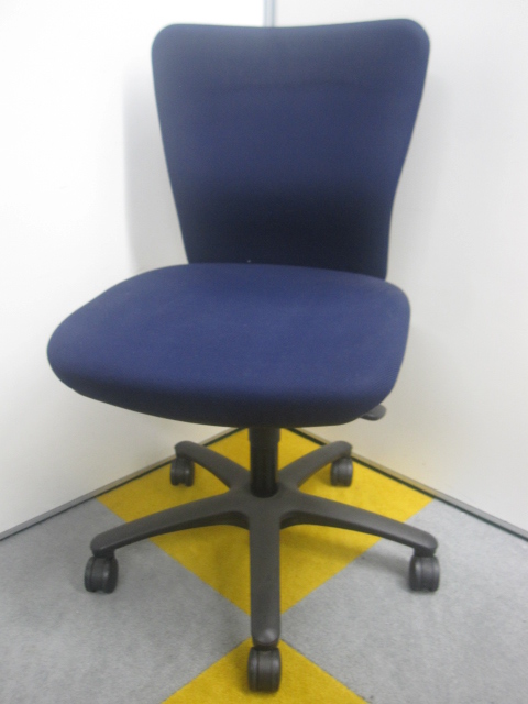 【残り1脚】【カジュアルなスタンダード！】肘なしオフィスチェア
                        カロッツア
                                    中古
            