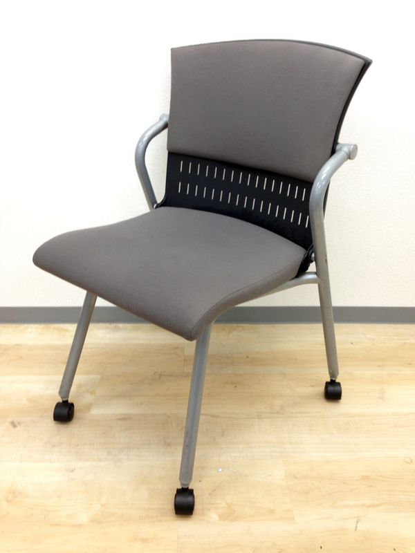 【4脚入荷！】汚れの目立たないブラックカラー！水平に重ねられて片付けも楽々！【ネスティングチェア】
                        その他シリーズ
                                    中古
            