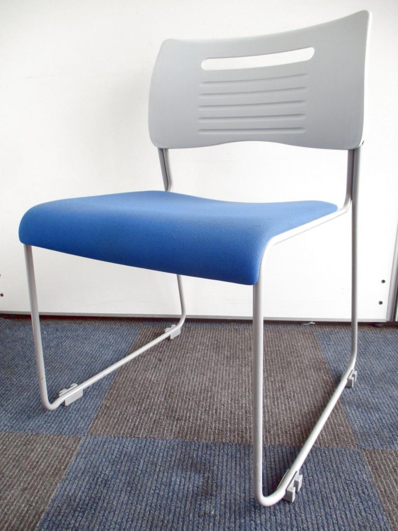 【スタッキングチェアが大量入荷！】定番のブルー色です！【重ねて収納可能！】
                        PMC
                                    中古
            