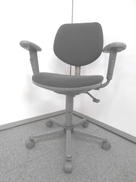 【オーソドックスなＯＡチェア・Ｃ型チェア肘付】■イトーキ製　■Ｃ型チェア
                        その他シリーズ
                                    中古
            