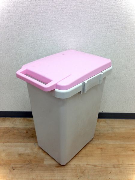 【オフィス必需品！】ダストボックス1台入荷！ピンクの蓋で女性の多い職場にいかがでしょうか！
                        その他シリーズ
                                    中古
            