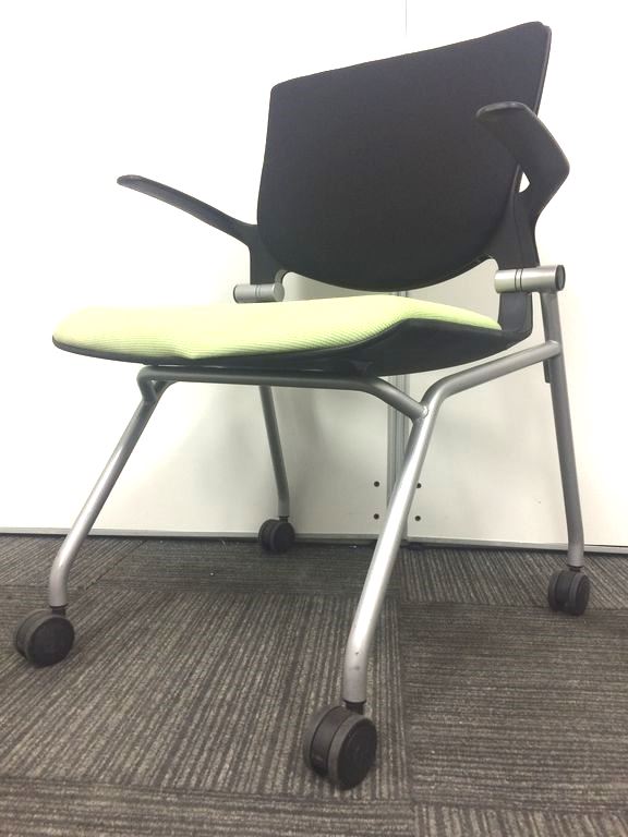 【収納に便利な座面跳ね上げ式チェアです！】クッションが厚めで座りやすい！肘もついているので長時間でも疲れにくい！
                        グラータ
                                    中古
            