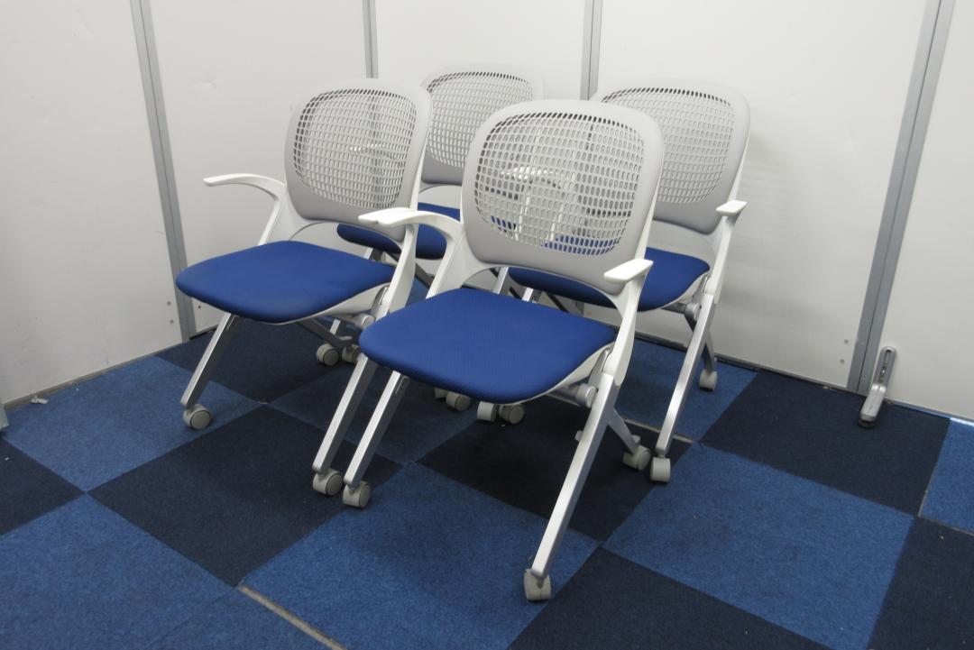 【4脚セットでお得にGET!!】キャスター付きスタックチェア!!【\15,600→\14,040】
                        Elarte
                                    中古
            