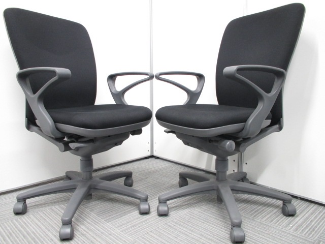 【2脚セット】[状態良好]オフィスチェア　肘付き　ハイバックタイプ　ブラックカラーで落ち着いた雰囲気
                        その他シリーズ
                                    中古
            