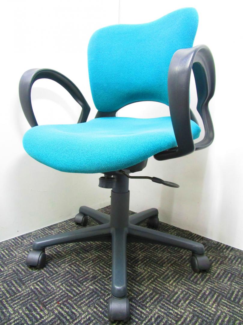 前傾姿勢で腰への負担軽減を　残り2脚！プラス製オーバル(Ovel)チェア！肘付　グリーン
                        Oval
                                    中古
            