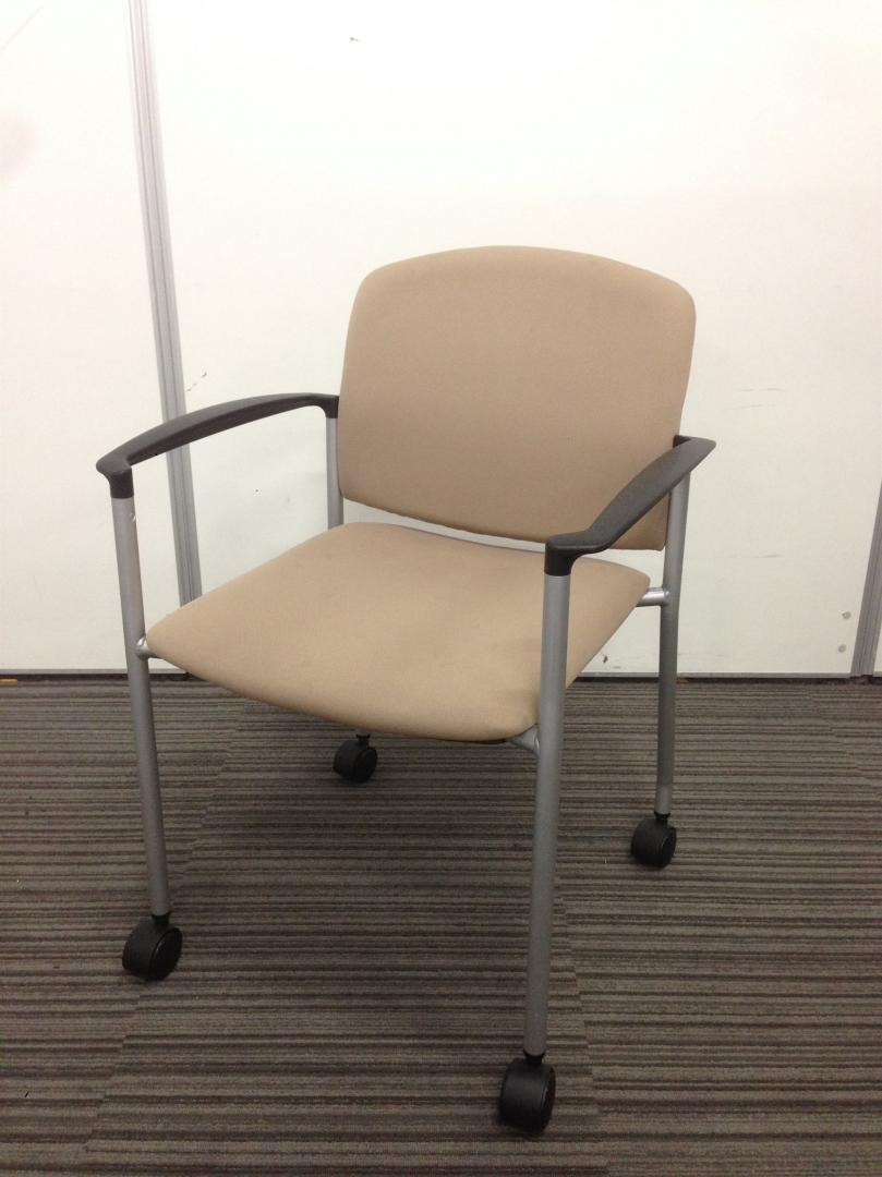 【嬉しいキャッスター付き！】肘掛つきの楽々ミーティングチェア【JOINTEX製！】
                        その他シリーズ
                                    中古
            