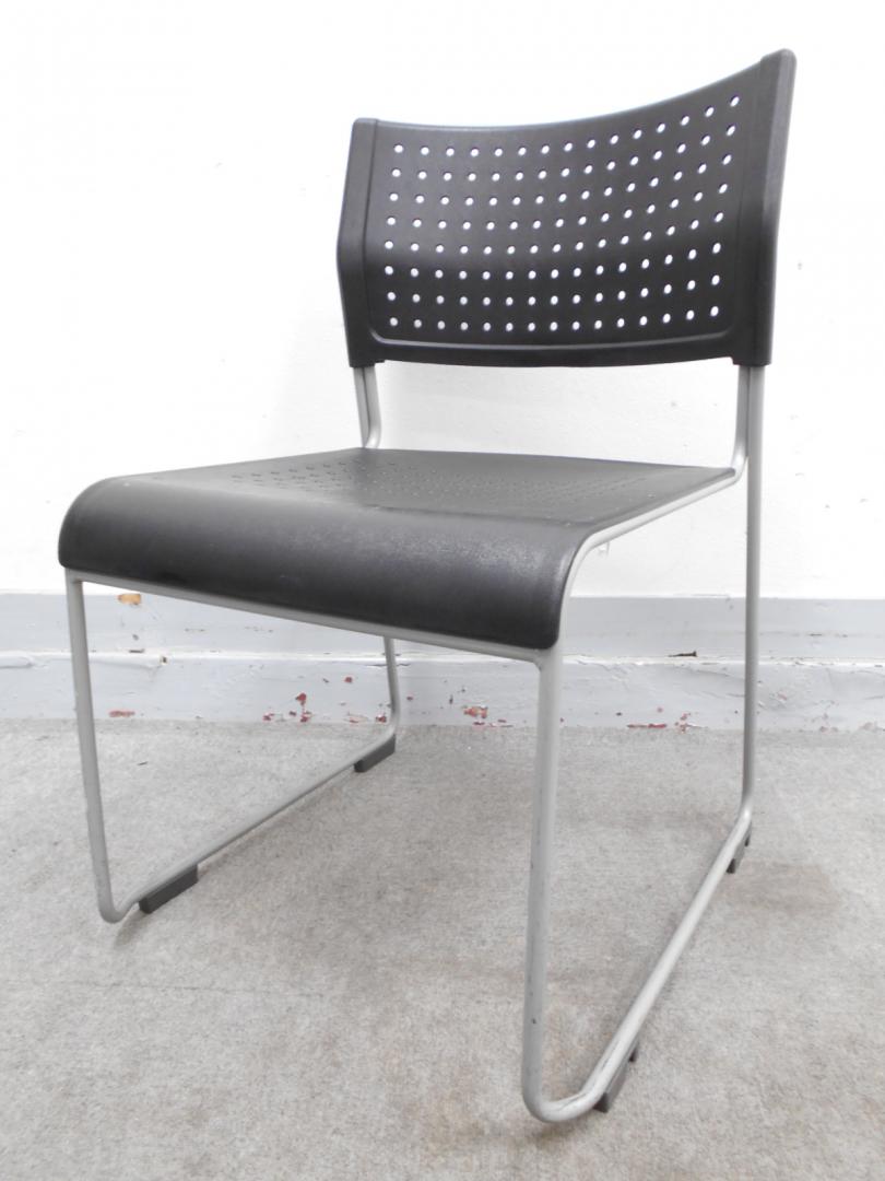 【KS】[定番]重ねられるから邪魔にならない！樹脂だから汚れが目立たない！使いやすいミーティングチェア
                        その他シリーズ
                                    中古
            