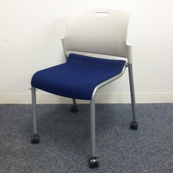 【重ねるタイプ】白×青で爽やかスタッキングチェア！！
                        その他シリーズ
                                    中古
            