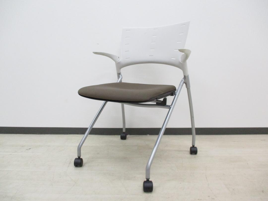 【13脚限定】■人気シリーズオフィスがおしゃれになるブラウン色の入荷です！デザイン性、座り心地の良いミーティングチェア‼キャスター付き
                        マノス
                                    中古
            