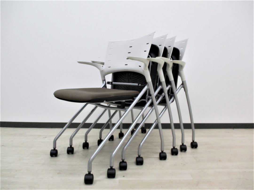 【4脚セット】■人気シリーズオフィスがおしゃれになるブラウン色の入荷です！デザイン性、座り心地の良いミーティングチェア‼
                        マノス
                                    中古
            