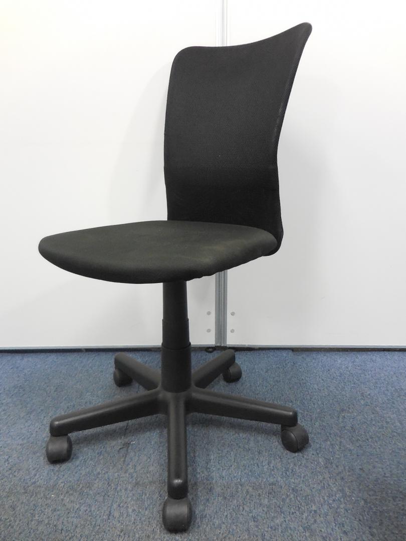 【おつとめ品】座面全体の変色や背面に目立たない破れがある為特別価格！
                        -
                                    中古
            