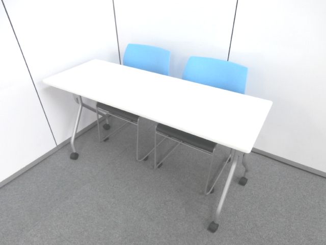 １０セット限定！！【セッティングも簡単キャスター付サイドスタックテーブル１台とブルー×ブラックのスタッキングチェア２脚のセット商品です！！】
                        -
                                    中古
            