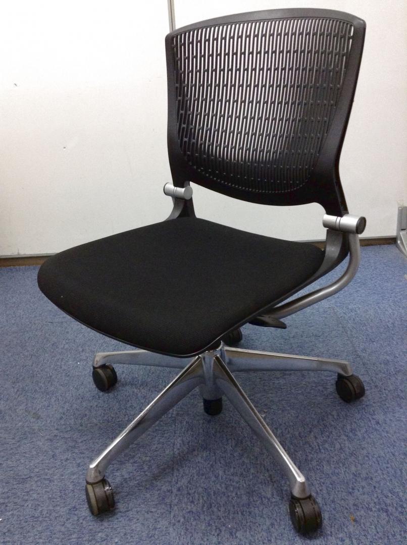 【お得】【1脚限り　特別価格！！】おしゃれなデザインのミーティングチェア　シンプルなブラック！
                        その他シリーズ
                                    中古
            