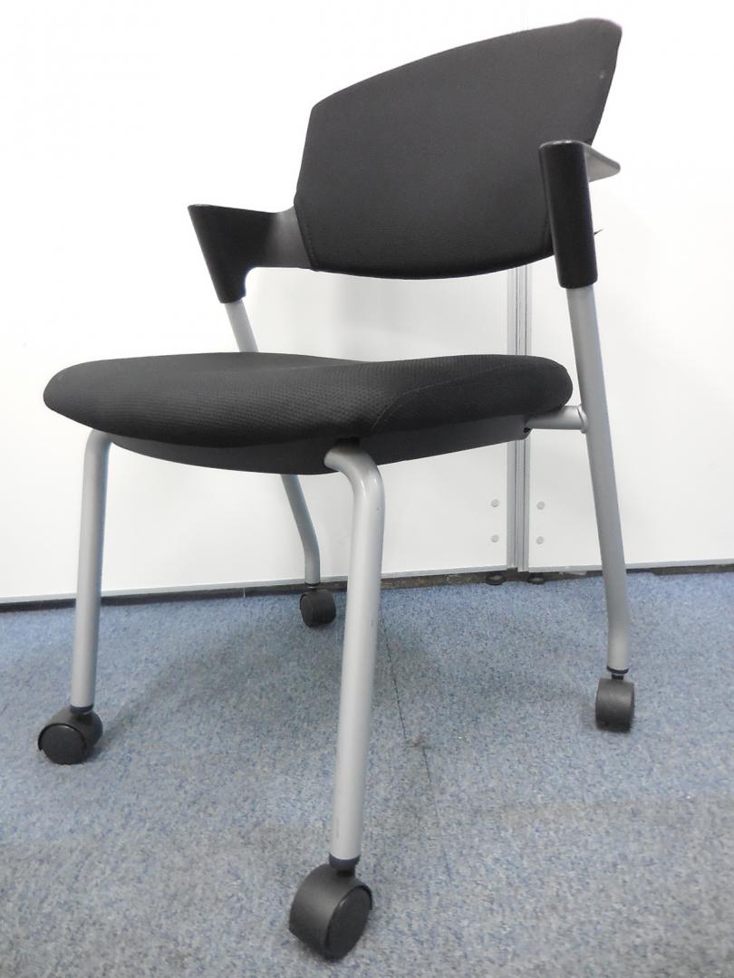 【4脚入荷！】状態の良い2015年製！座面のへたりも無い美品です！■キャスター付
                        プロッティ
                                    中古
            