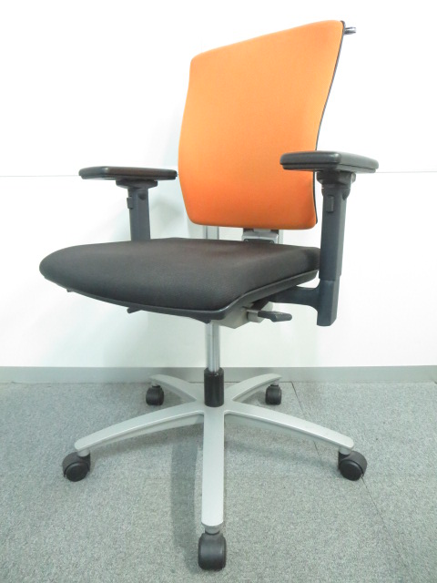 ■インフィニアチェア(iNFINIA) オレンジ ■可動肘・ハンガー付【多彩な調整機能が魅力！】【B】
                        iNFINIA
                                    中古
            