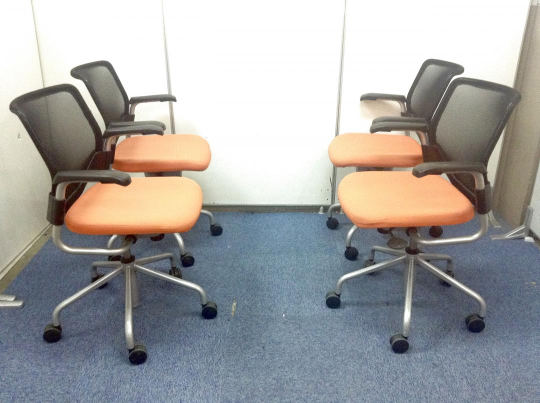 【4脚セット!】オカムラ製│　ミーティングチェア　オフィスも明るくオレンジ色!
                        エアリ
                                    中古
            