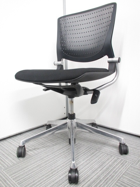 【在庫一掃セール品：キャスターに難あり】お洒落な会議室作りにはコレ!!キャスター付きのミーティングチェア■通気性抜群!!■オカムラ　グラータ【即持ち帰り可能です】
                        グラータ
                                    中古
            