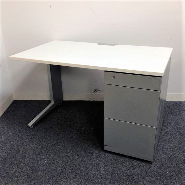 シルバー×ホワイト！【ソリッドな造形が印象的！】袖引き出し付き事務デスク｜ホワイト天板　オカムラ　プロユニット
                        プロユニット 
                                    中古
            