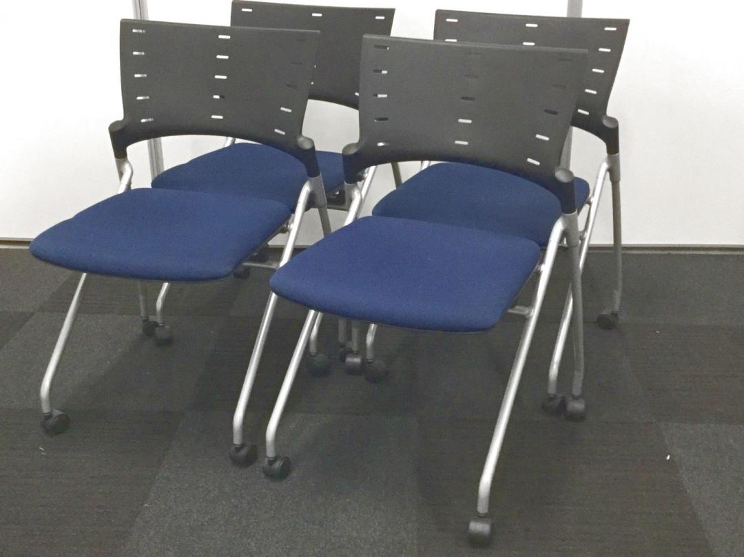 【20％OFF！】8脚セット！！まとめて買ってお買い得！イトーキ製のマノスチェア
                        マノス
                                    中古
            