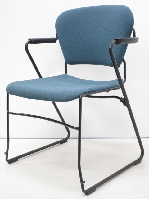 【ふかふかクッションが特徴的!!】長時間の作業でも疲れにくい!!使わない時には重ねて収納可能!!肘置き搭載!!【スタック】
                        エレック
                                    中古
            