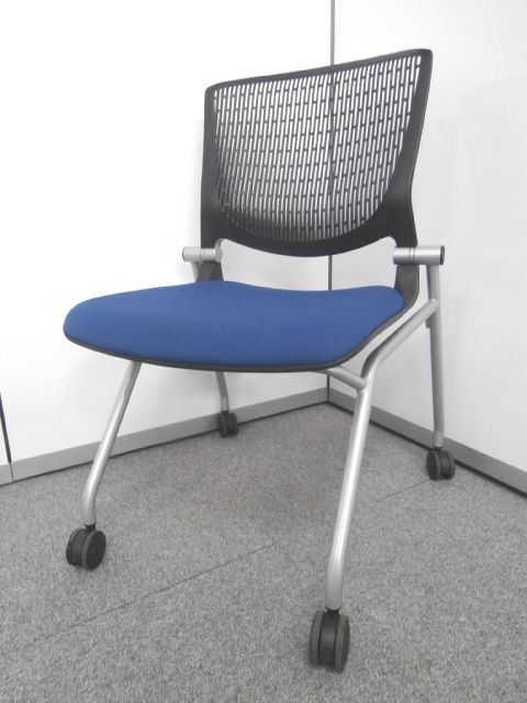 【背もたれの開口部が変形し、体の動きに合わせた座り心地】■オカムラ製　■グラータ
                        グラータ
                                    中古
            