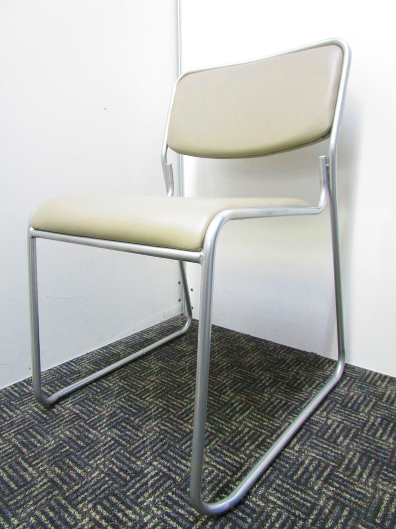 【新古品！】追加でご購入も可能です！軽くて重ねられるスタッキングチェア
                        FBD
                                    新古品
            