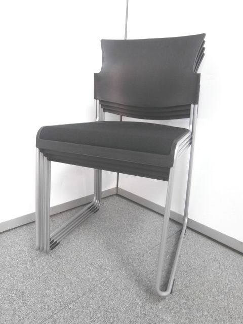 【４脚セット！！人気のブラックカラーの国産メーカースタッキングチェア】■オカムラ製　■ブラック　■スタッキングチェア　■ミーティングチェア
                        その他シリーズ
                                    中古
            