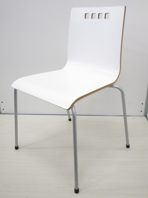 【清潔感溢れるホワイト!!】リフレッシュルームやカンファレンスルームにぴったりの木製ミーティングチェア!!【使わないときには重ねて収納可能!!】【スタック】
                        その他シリーズ
                                    中古
            