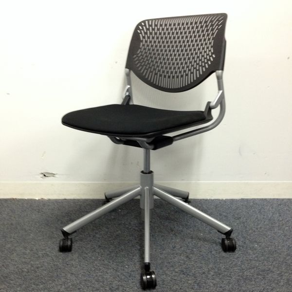 【2016年製｜状態良好品！】モノ、コト、ヒトが動き出す。長時間着座もOK!!【異硬度クッション採用】
                        ルナ
                                    中古
            