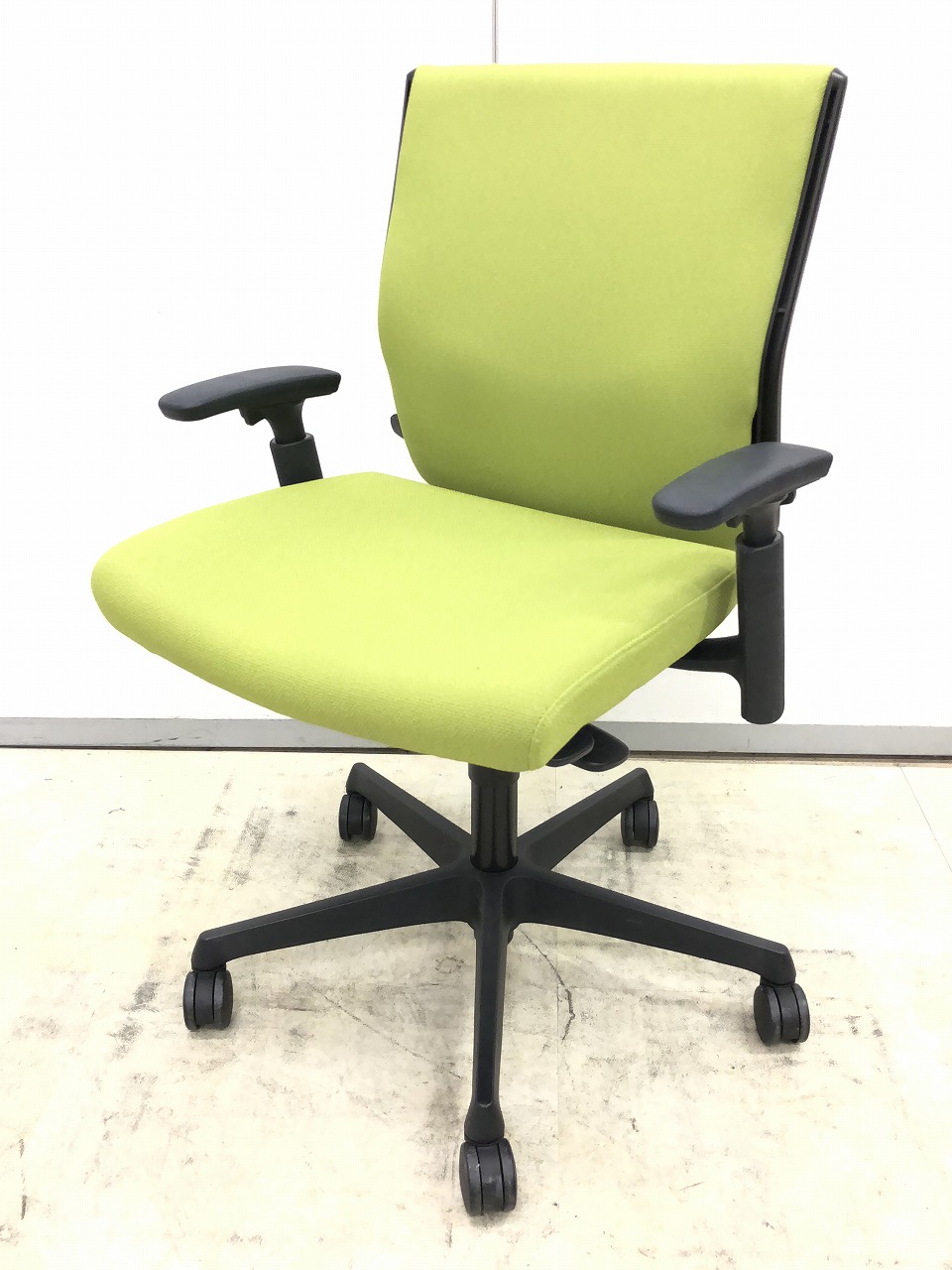 【1脚入荷！】【状態良好品！！】鮮やかグリーン色のエスクードチェア！！
                        エスクード
                                    中古
            