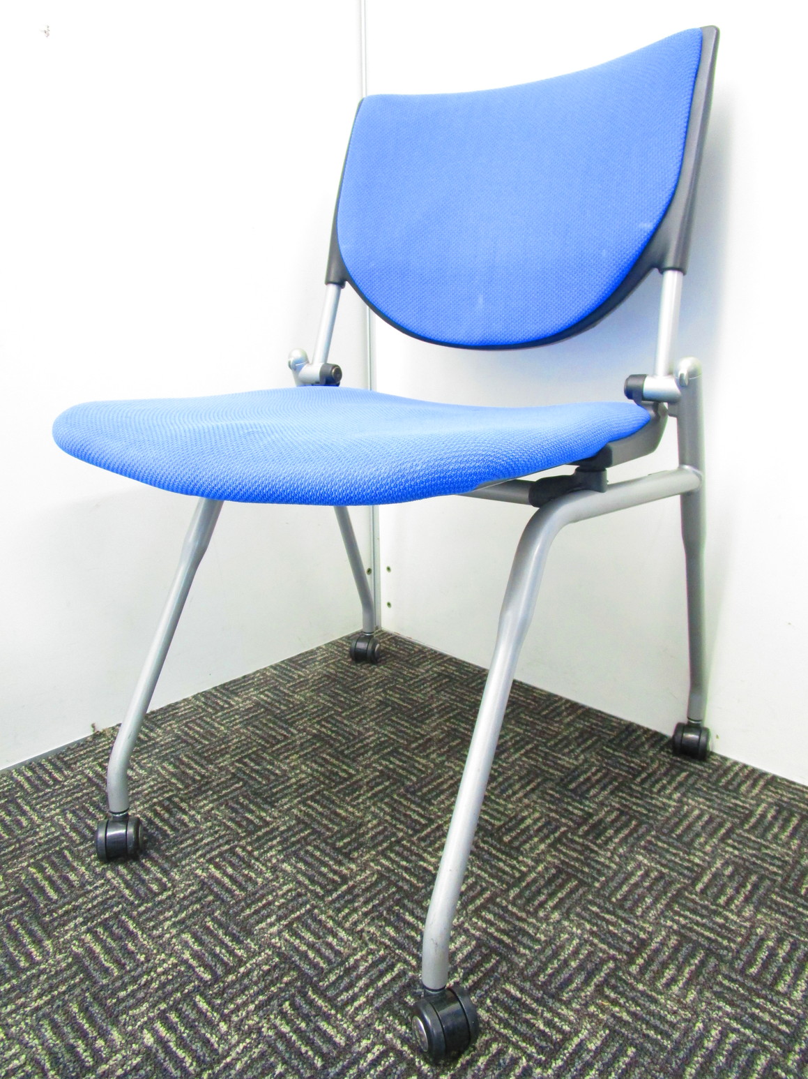 会議などの椅子で少し足りない時に便利です！コンパクトに重ねて収納できるネスティングタイプ
                        プロスタック
                                    中古
            