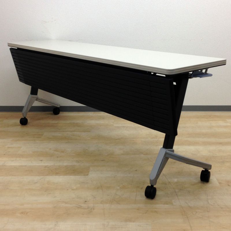 【ホワイト色のスタックテーブル6台入荷】幕板付きで、網棚もあるので長時間の会議などにも優れもの！
                        その他シリーズ
                                    中古
            