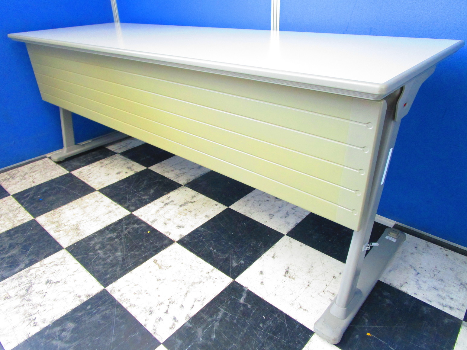 【1台限定】会議時にあると助かるサイドスタックテーブル！！幅が広いW1800mmタイプです
                        その他シリーズ
                                    中古
            