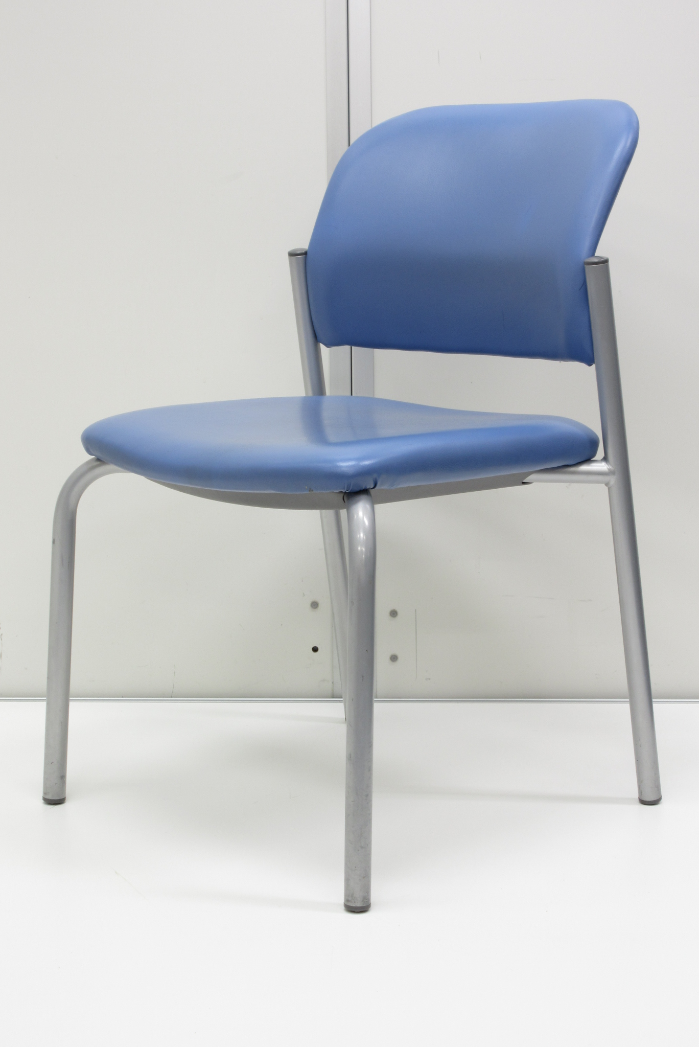 【重ねて収納可能!!】汎用性抜群の4つ脚チェア!!【4脚在庫有り!!】
                        その他シリーズ
                                    中古
            